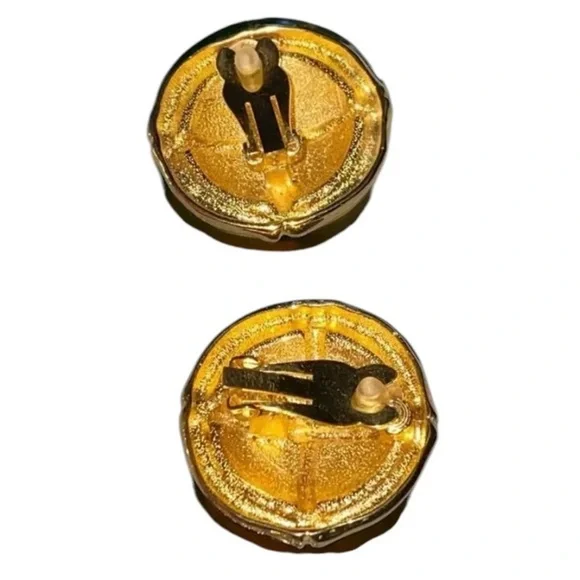 Vintage Enamel Gold Tone Round Clip On Earrings - Picture 4 of 4